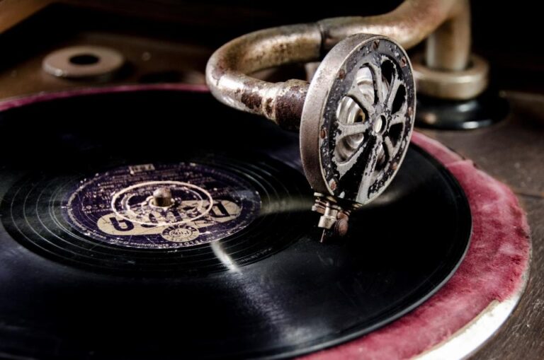 Disco de vinilo girando en un tocadiscos